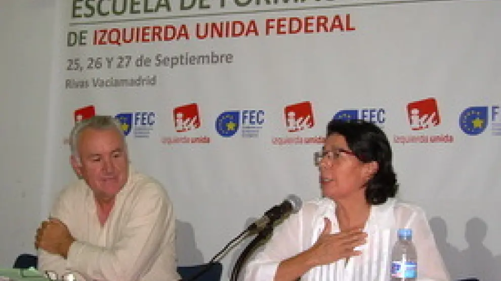 Inés Sabanés durante una conferencia de Izquierda Unida