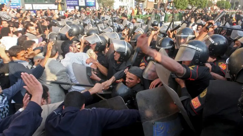 Policías antidisturbios se enfrentan a un grupo de manifestantes en el centro de El Cairo.
