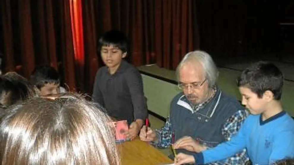 Gisbert firmó ejemplares de sus libros a los alumnos.