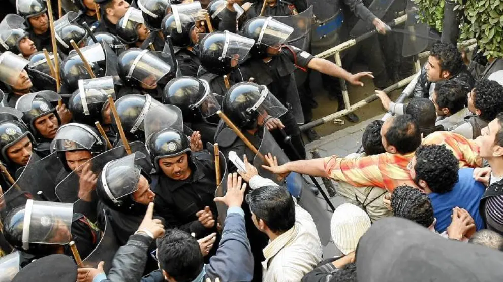 Las fuerzas de seguridad se enfrentan a los manifestantes, ayer en el centro de El Cairo.