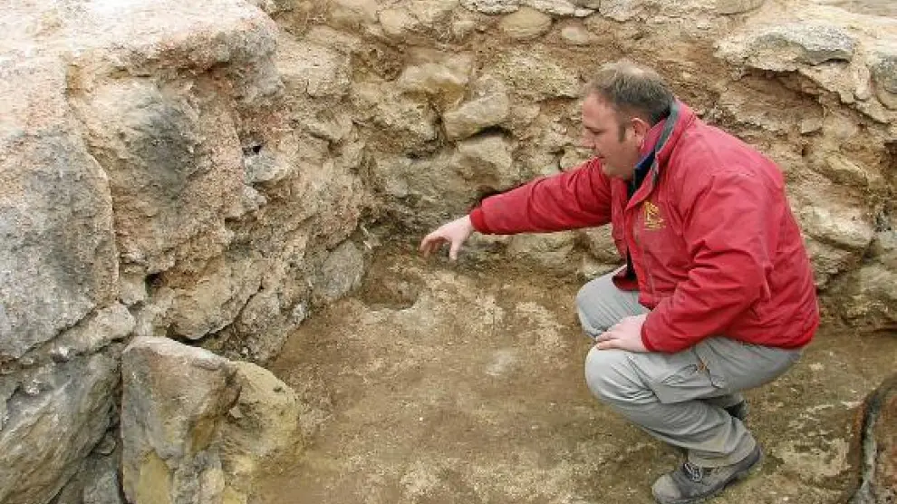 Uno de los participantes en la excavación, en el interior de uno de los torreones del Taratrato.