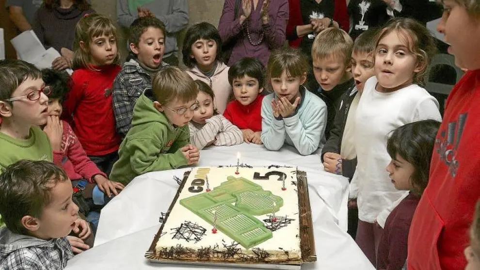 Los niños del Club CDAN fueron los encargados de apagar las velas de la tarta de aniversario.