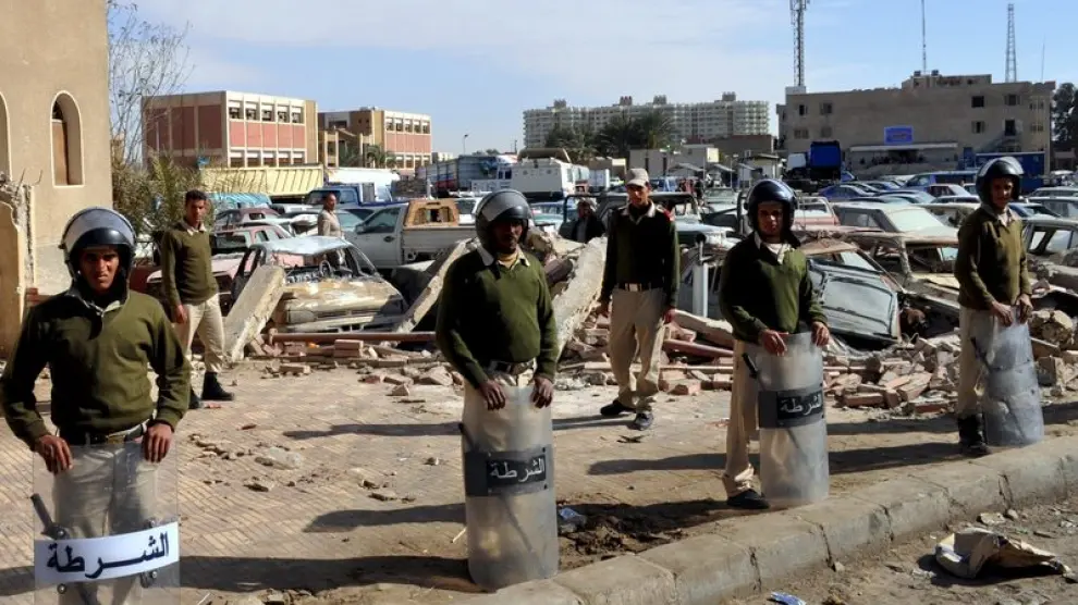 Varios policías montan guardia en una calle de Suez