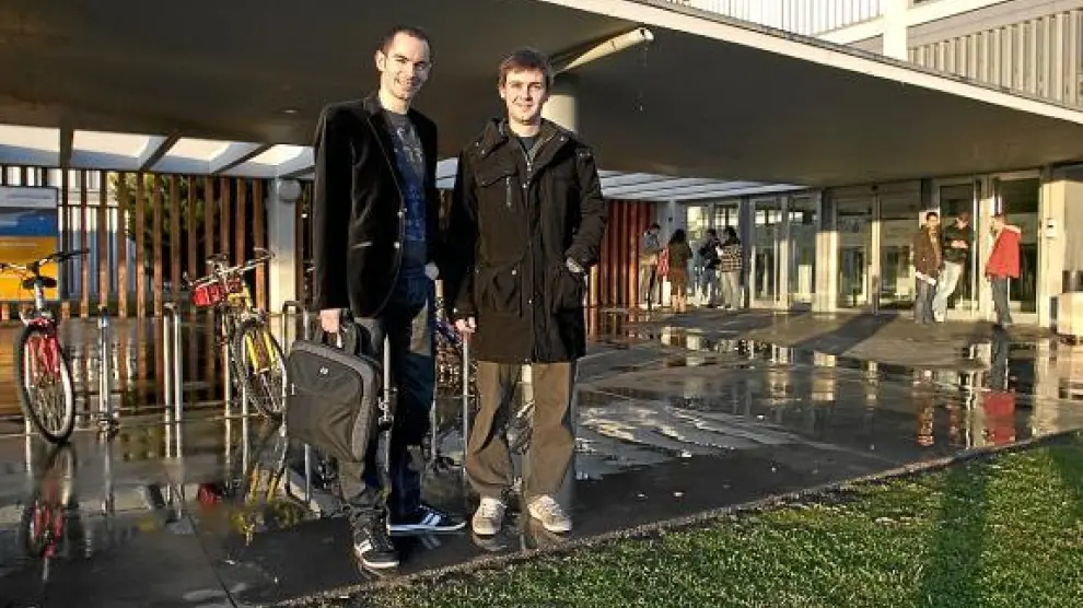 Jorge y Santiago, ayer en el campus Río Ebro casi recién aterrizados desde Alemania.