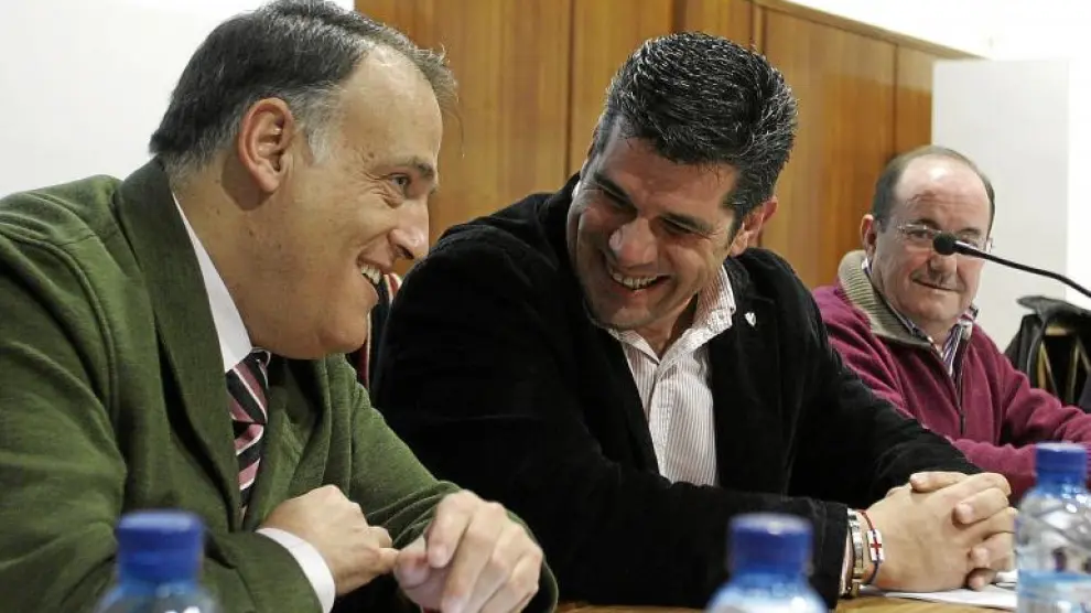 Javier Tebas, a la izquierda de la imagen, durante la última junta general de accionistas del club azulgrana.