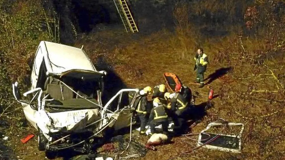 La furgoneta cayó por un terraplén de diez metros. En la foto, los bomberos en el lugar del suceso.