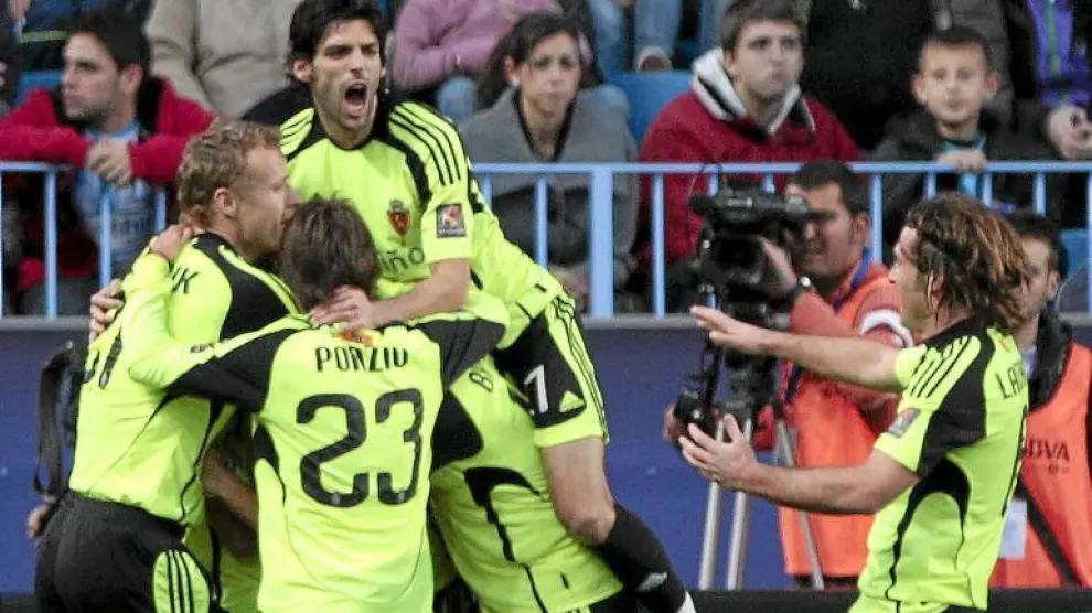 Los jugadores del Real Zaragoza forman una piña para celebrar el primer gol del equipo aragonés, marcado por Bertolo.