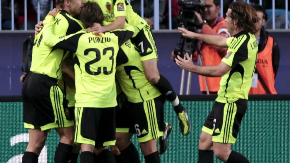 Los jugadores del Zaragoza celebran un gol