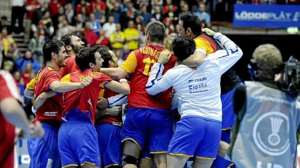 Los jugadores españoles danzan en el suelo de un mudo Malmoe Arena.