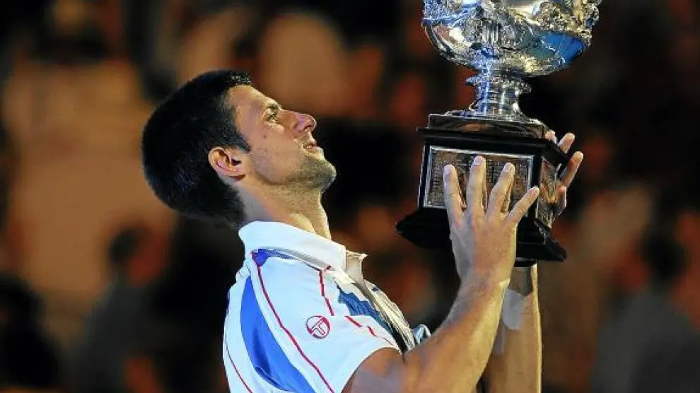 El serbio Novak Djokovic levanta el trofeo del Abierto de Australia, ayer en Melbourne.