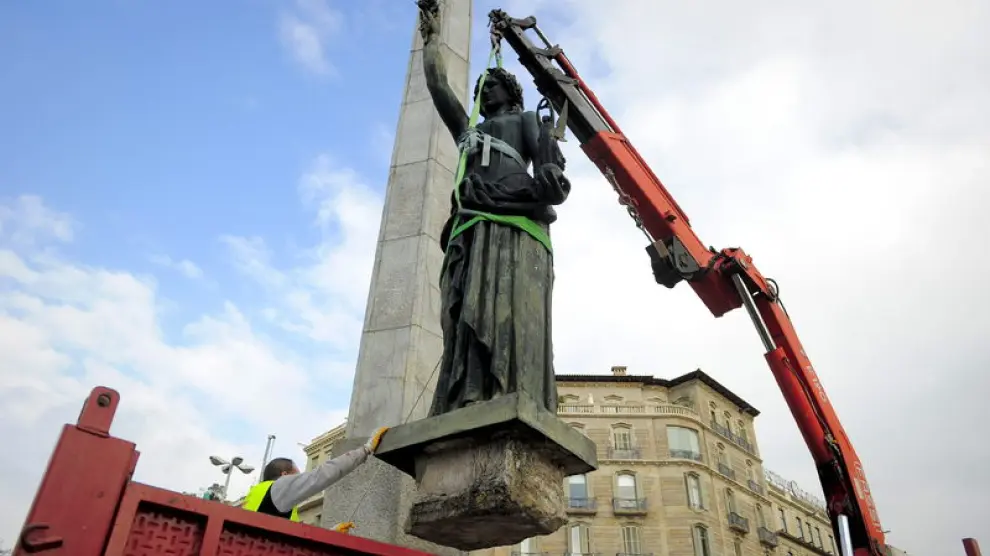 Retirada de la estatua franquista de la Victoria en Barcelona