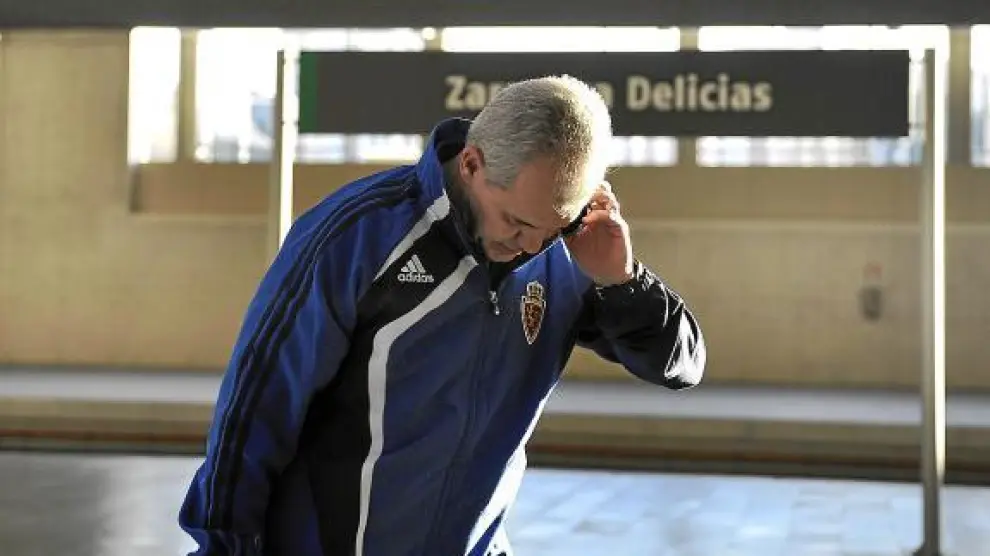 Javier Aguirre conversa por teléfono en la estación Delicias de Zaragoza.