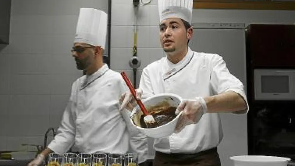 Raúl Bernal muestra un fondo de chocolate durante el taller.