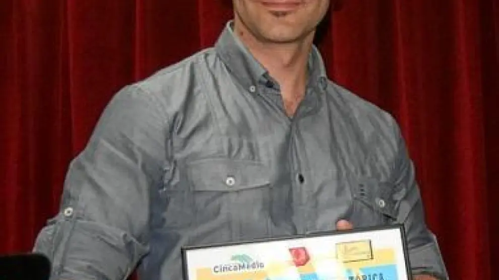 Sebastián luce, orgulloso, su premio literario.