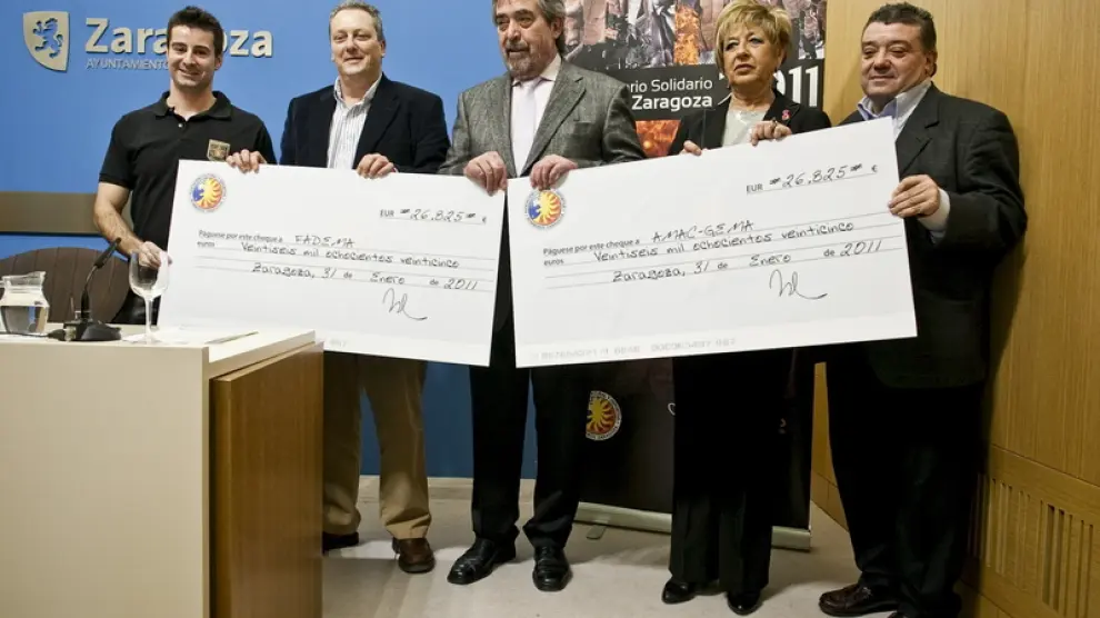 Entrega del cheque del dinero recaudado por los bomberos al alcalde de Zaragoza