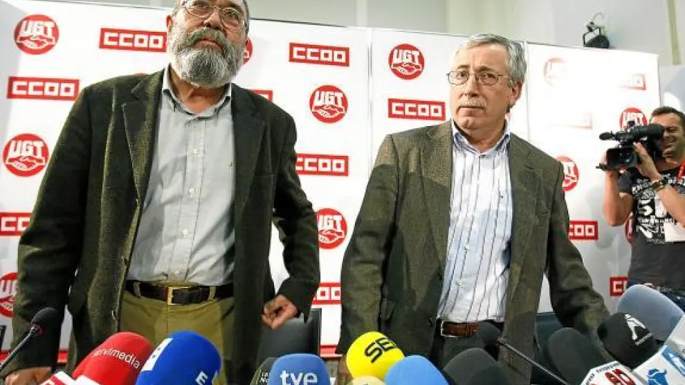 Los líderes de CC. OO, Ignacio Fernández Toxo (d), y de UGT, Cándido Méndez, valoraron el pacto tras su debate y aprobación por los órganos de dirección de ambos sindicatos