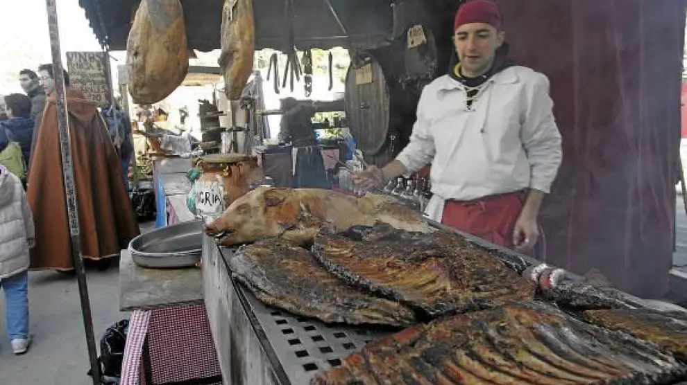 Muchos turolenses y visitantes degustan productos en tabernas y puestos de calle.