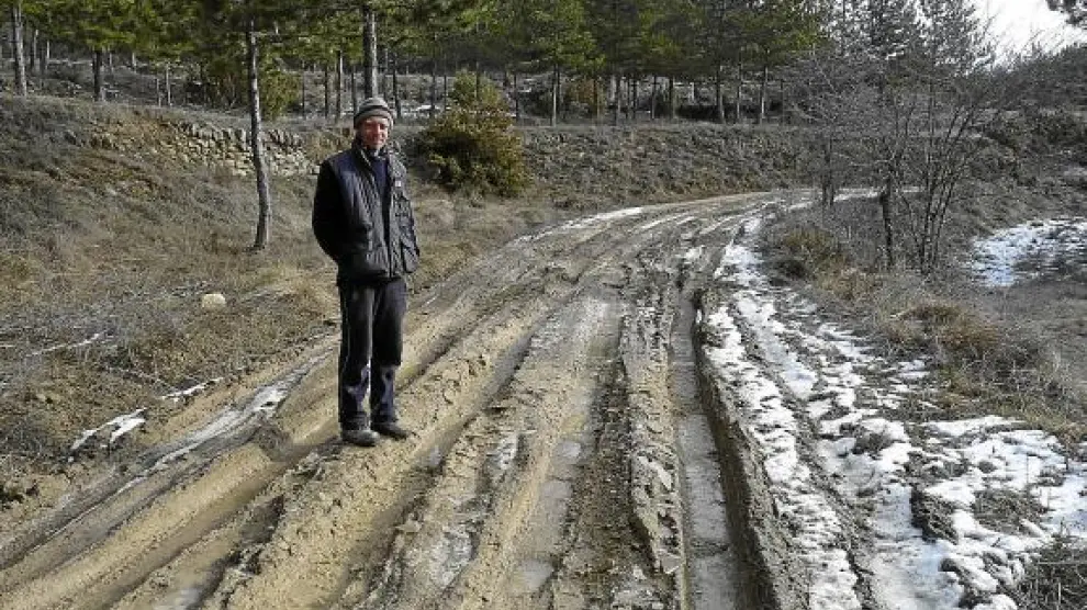 Torsten Schumuller muestra el mal estado del camino, agravado por la lluvia y la nieve.