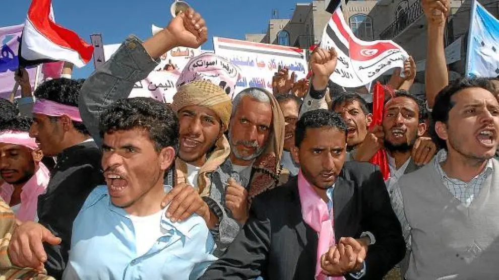 Opositores yemeníes se manifiestan contra el presidente Alí Abdalá Saleh, ayer en Saná.