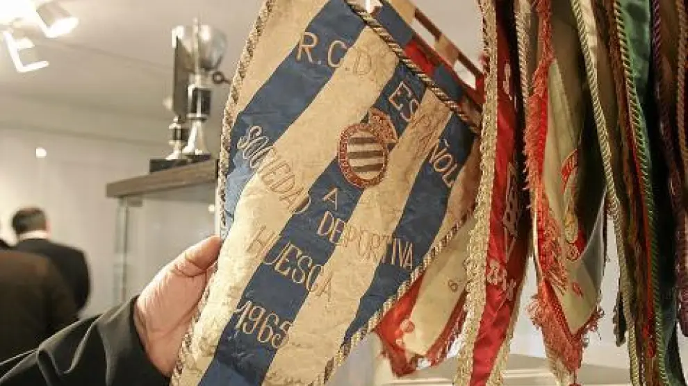 En el museo se encuentra una amplia colección de banderines de equipos rivales.
