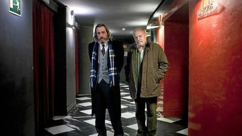 Fernando Conde (izquierda), junto a José Hervas, en los pasillos del Teatro Principal.