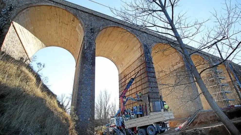 Fomento está reforzando los pilares del puente de la Fuentecerrada, en la foto.