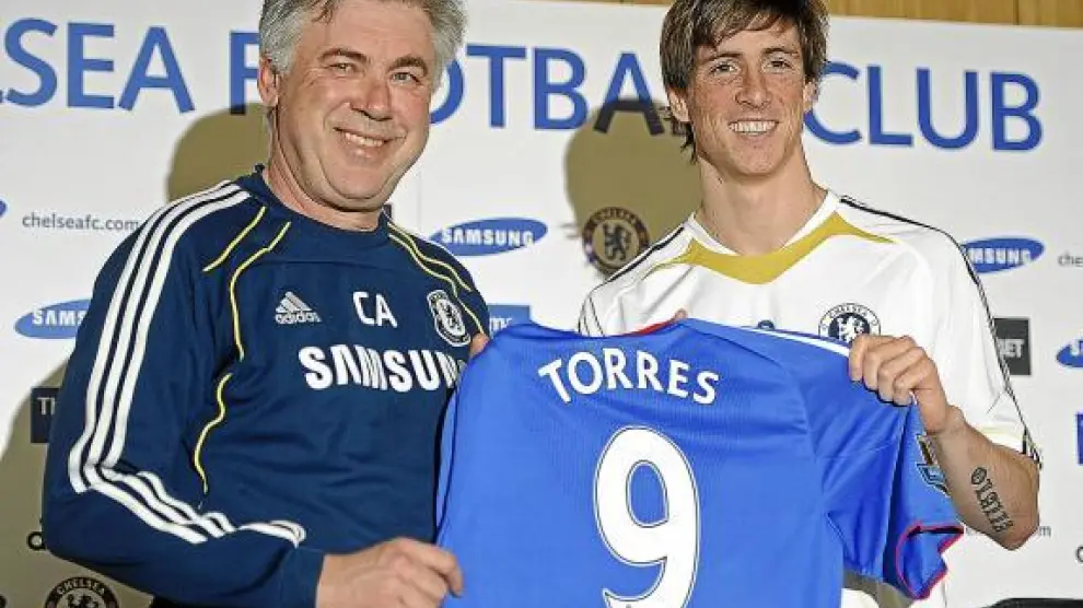 Fernando Torres posa junto a Ancelotti con la camiseta del Chelsea, ayer en su presentación.