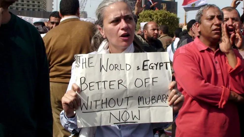 Mujeres protestanto contra el régimen de Mubarak en la plaza de Tahrir