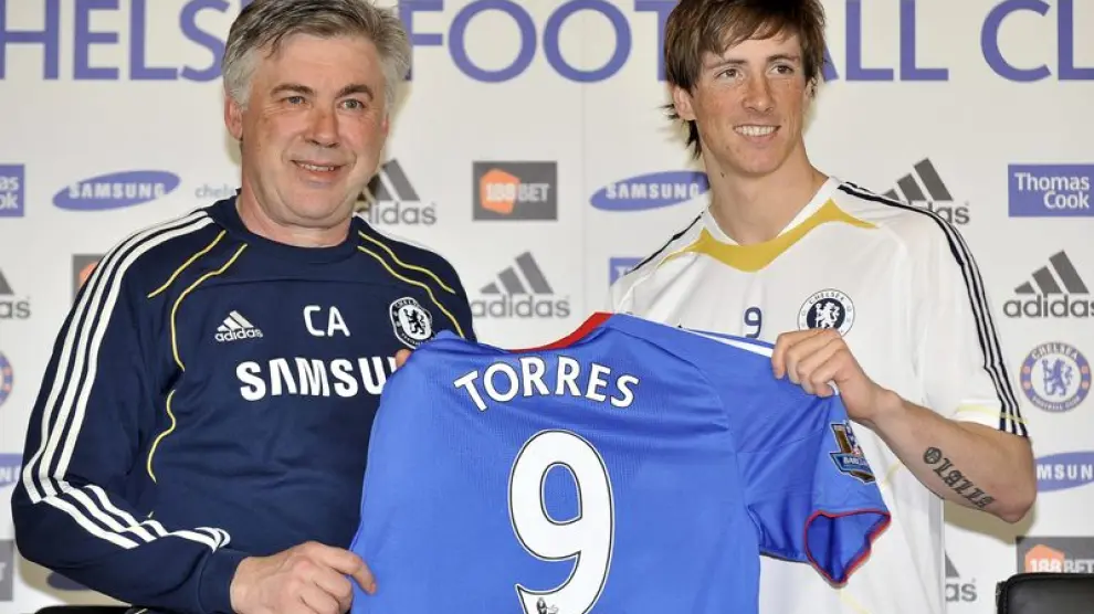 Fernando Torres posa con Carlo Ancelotti, su nuevo entrenador y con su nueva camiseta