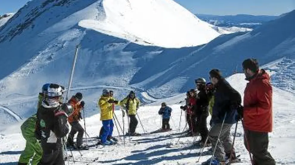 Carlos Carracedo, de amarillo, con esquiadores en 'Gallinero'.