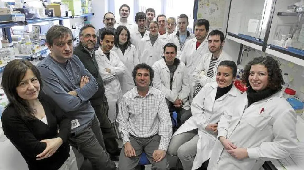 Alberto Anel -sentado en el centro-, con el grupo del departamento de Bioquímica.
