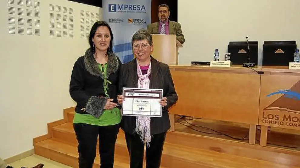 En la imagen, Pilar Ráfales junto a la alcaldesa de Sariñena, Lorena Canales, en la entrega del premio.