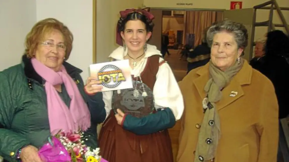 Belén Fuertes, con su trofeo, posa con sus orgullosas abuelas, Luz y Alicia, tras ganar el concurso.