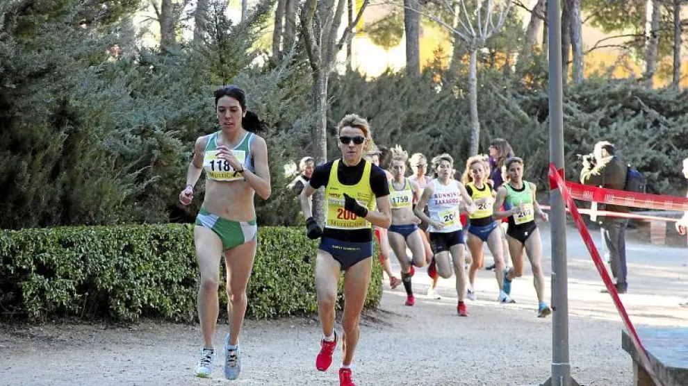 La ganadora sénior, Luisa Larraga -de amarillo-, a su llegada a la meta escoltada por la triunfadora en la categoría junior, Ana Cris Torrejón.