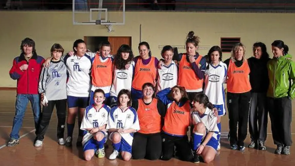 Las mujeres de Graus se enfrentaron en un partido de fútbol que abrió los actos de Santa Águeda.