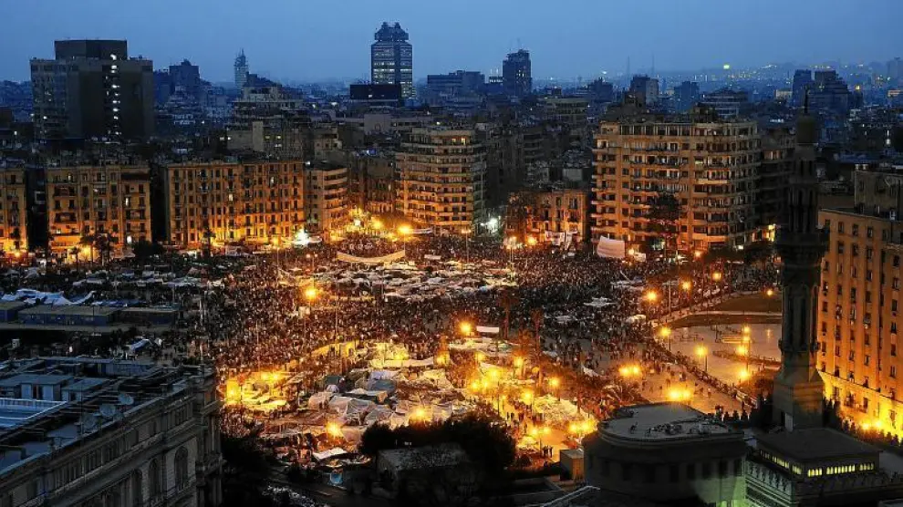 Vista aérea de la plaza Tahrir, de El Cairo, llena de manifestantes opuestos a Mubarak, anoche.