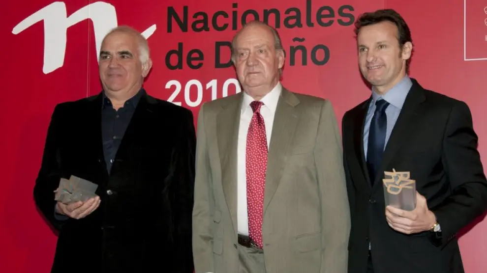El rey Juan Carlos I con el diseñador Óscar Mariné (i) y el vicepresidente del Grupo Kettal, Alex Alorda