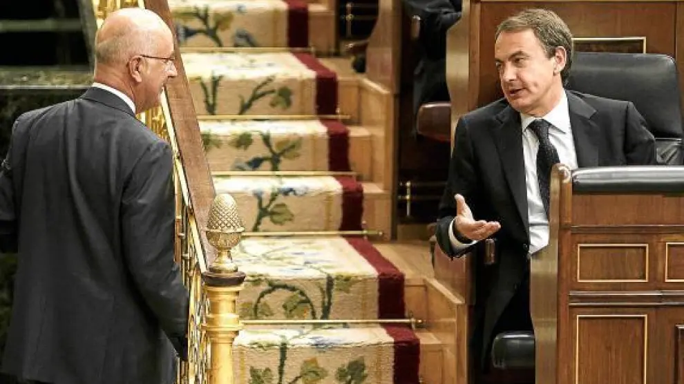 Rodríguez Zapatero charla con Duran i Lleida ayer en la sesión de control en el Congreso.