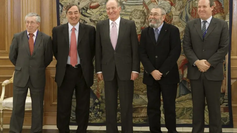 El Rey, en el centro, junto a los representantes de patronal y sindicatos