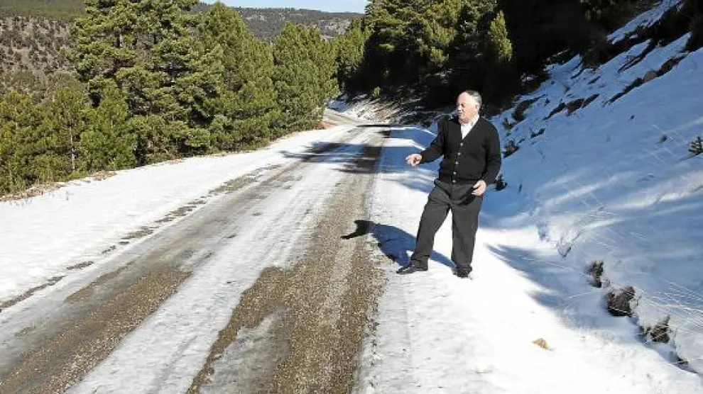El alcalde de Camarena, Ramón Navarro, junto al camino. La nieve cayó hace dos semanas.