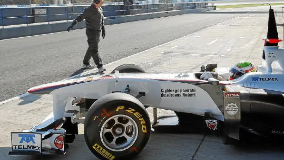 El mexicano Sergio Pérez (Sauber) exhibe en su monoplaza un mensaje de ánimo a Kubica.