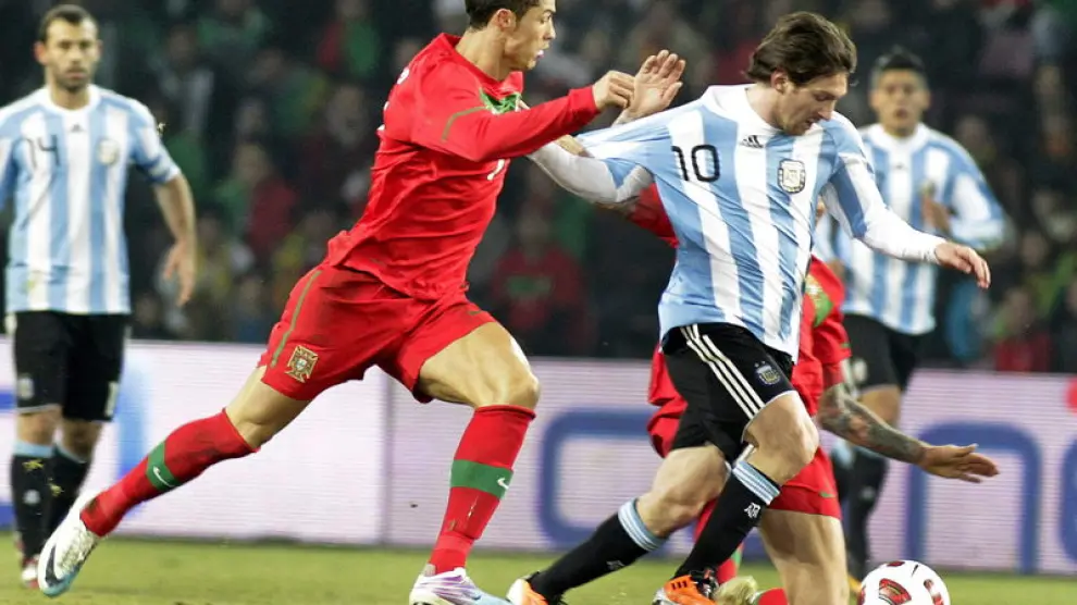 Cristiano Ronaldo agarra de la camiseta a Messi, que supera al portugués por velocidad