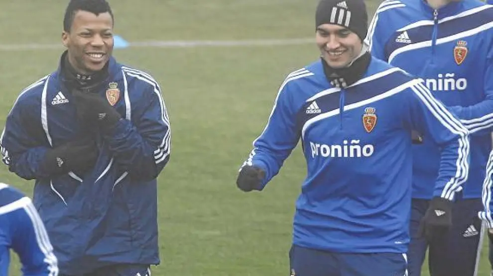Obradovic, en un entrenamiento del Zaragoza, junto a Uche.