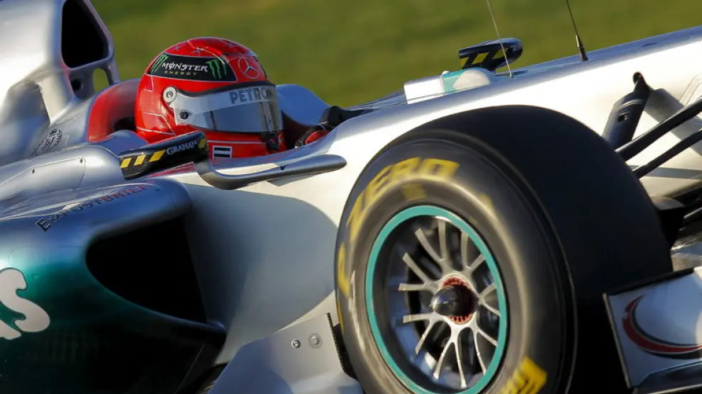 Michael Schumacher rueda con su Mercedes en el circuito de Jerez