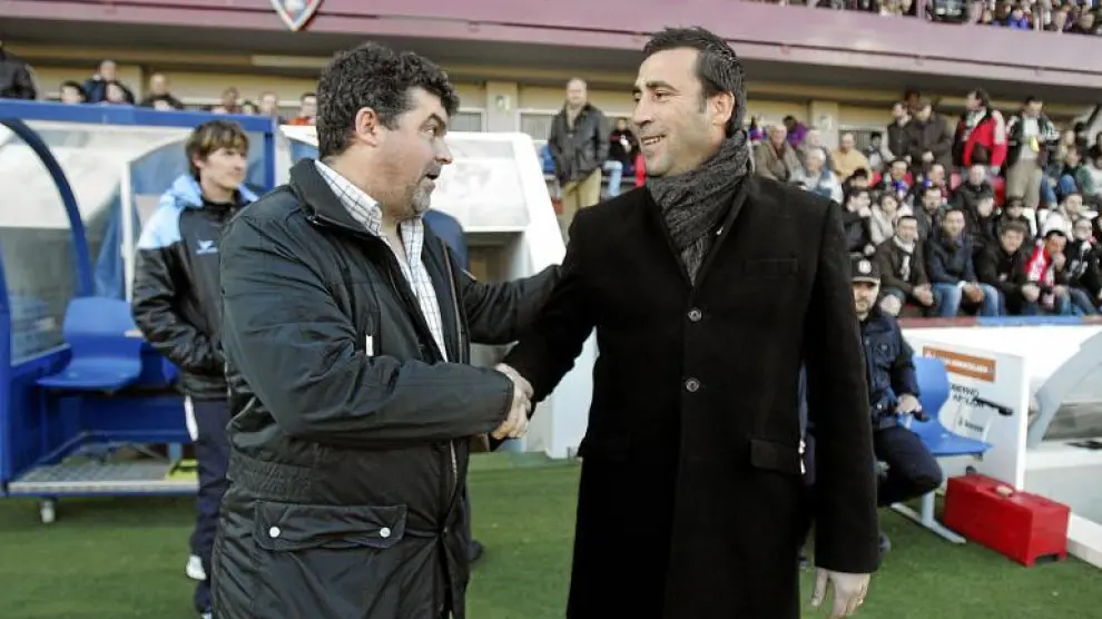 Onésimo Sánchez se saluda antes del partido con el entrenador del Girona, Raúl Agné.