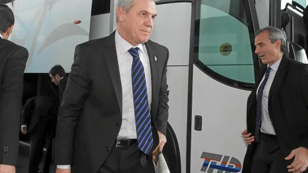 Javier Aguirre baja del autobús del Real Zaragoza, ayer, antes de coger el vuelo hacia Alicante.