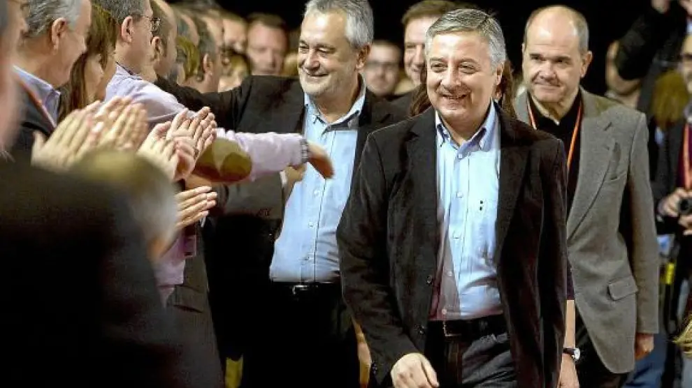 Flanqueado por Manuel Chaves y José Griñán, Blanco saluda a los asistentes a la convención.
