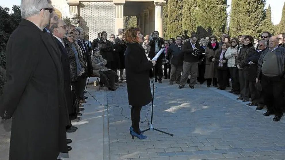 La consejera Broto lee a los asistentes su discurso, ayer en el cementerio de Torrero.
