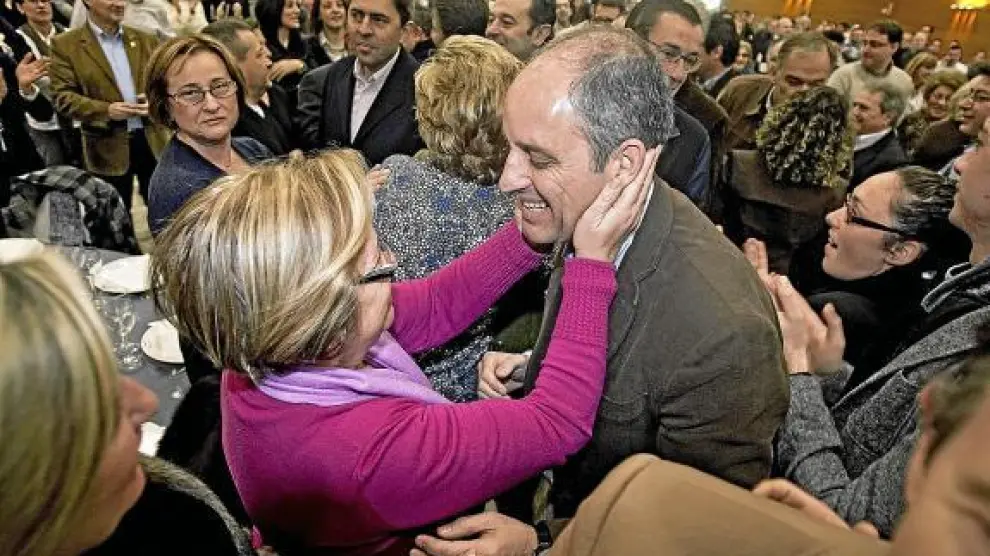 El presidente valenciano, Francisco Camps, es saludado efusivamente en el acto en Alzira.