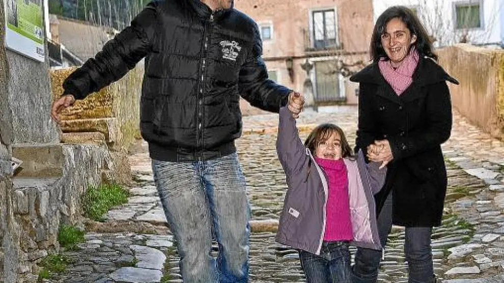 Óscar, Silvia y la pequeña Idaira, paseando por Torrijo de la Cañada.